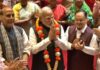 PM मोदी के नेतृत्व में NDA सांसदों का प्रदर्शन, संसद परिसर में गूंजे नारे