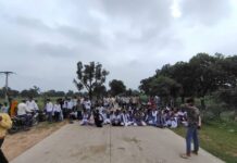 कीचड़ और बदहाल सड़क से परेशान छात्र, निर्माण की मांग पर किया चक्काजाम