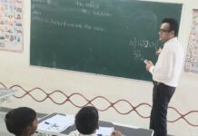 रतलाम कलेक्टर ने सांदीपनी स्कूल का किया दौरा, बच्चों को पढ़ाया और ग्राम पंचायत के काम देखे