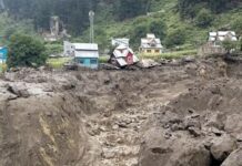 जम्मू-कश्मीर में बादल फटने से भारी तबाही, घर और वाहन बहे; 4 लोगों की मौत