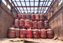Diwali Gift: फ्री LPG सिलेंडर का ऐलान, यूपी और दिल्ली के लोगों को मिलेगा लाभ