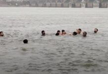 नर्मदा में बड़ा हादसा टला, छह कांवड़ियों को सुरक्षित बाहर निकाला
