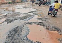बारिश ने बिगाड़ी भोपाल की सूरत, सड़कें उखड़ीं और राहगीरों की बढ़ी परेशानी
