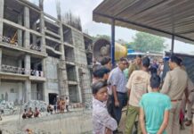 ओमेक्स मॉल में शटरिंग भरभराकर गिरी, तीन मजदूरों ने गंवाई जान