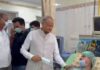 15 दिन से अनशन कर रहे छात्र नेता से मिले गहलोत, सरकार पर साधा निशाना