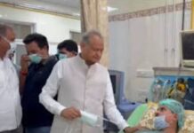 15 दिन से अनशन कर रहे छात्र नेता से मिले गहलोत, सरकार पर साधा निशाना