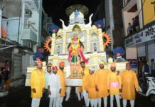 उज्जैन में गोगामेड़ी की भव्य शोभायात्रा, छड़ियों के साथ शामिल हुए समाजजन