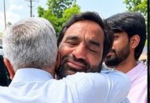 हनुमान बेनीवाल और गजेंद्र सिंह शेखावत की अचानक मुलाकात, गले मिलते ही चौंके लोग