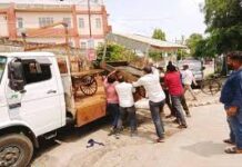निगम ने 5 कैंटर सामान जब्त किया