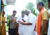 दिव्यांग हीरा साय के घर पहुंचकर सांसद चिंतामणि महाराज ने प्रज्ज्वलित किया आशीर्वाद का दीया