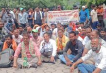 भू-विस्थापित वाहन चालकों से 1 लाख सुरक्षानिधि मांगने का आरोप