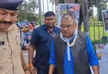 मंत्रालय के सामने धरने पर बैठे कांग्रेस विधायक अभय मिश्रा, पुलिस ने लिया हिरासत में