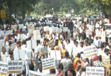AAP पार्षद विजय कुमार पर कार्रवाई की मांग, BJP ने दफ्तर के बाहर किया प्रदर्शन