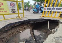 पंढरीनाथ मार्ग पर अचानक धंसी सड़क, 10 फीट से ज्यादा गहरा गड्ढा बना