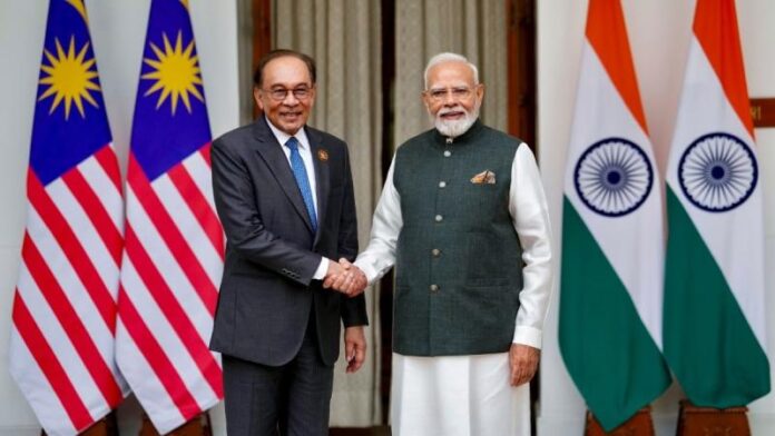6aa50f5053001-pm-modi-with-anwar.jpg