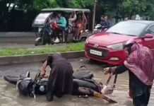 करोंद मंडी रोड पर बड़ा हादसा टला, पानी में छिपे गड्ढे में फंसी बाइक; परिवार बाल-बाल बचा
