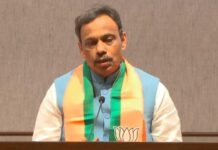 यूपी में BJP का बड़ा सियासी दांव, प्रभारी बनकर पहली बार लखनऊ पहुंचे विनोद तावड़े; सपा पर बोला हमला