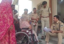 SP धर्मराज मीणा का अनोखा अंदाज, कुर्सी छोड़ जमीन पर बैठकर सुनी लोगों की बात
