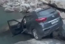 नदी के तेज बहाव में फंसी कार, TI शिवशंकर गेंदले ने पांच लोगों को बचाया