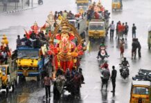 गणपति बप्पा की विदाई पर उमड़ा आस्था का सैलाब, बारिश में निकली विसर्जन यात्रा