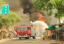 भिवानी में टैंकर पलटने के बाद भड़की आग, नाले में फैले केमिकल तक पहुंची लपटें