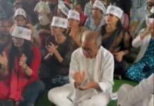 भोपाल में शिक्षक भर्ती पर सियासी संग्राम, भूख हड़ताल के बीच अभ्यर्थियों से मिले दिग्विजय