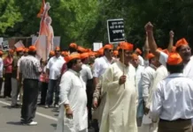 बीना में बीजेपी नेता का विरोध प्रदर्शन, बीच सड़क पर बैठे तो थम गया यातायात