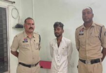 कोरबा में युवक की दबंगई! तलवार लहराकर मोहल्ले में फैलाई दहशत, पुलिस से भी भिड़ा