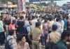भगवा झंडे को लेकर छिंदवाड़ा में हंगामा, प्रदर्शनकारियों की मांग पर कमिश्नर ने फिर फहराया ध्वज
