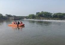 खारुन नदी पार करते वक्त हादसा, एक युवक लापता; दूसरा सुरक्षित बाहर आया
