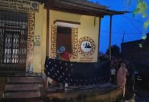 दमोह में शर्मनाक लापरवाही: अस्पताल के गेट पर ताला, बाहर खुले में हुआ प्रसव