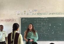 मैहर कलेक्टर का अनोखा अंदाज, खुद शिक्षक बनकर पढ़ाया पाठ; लापरवाही पर थमाया नोटिस