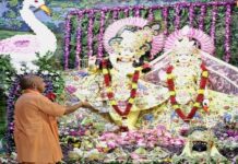 श्रीकृष्ण जन्मभूमि पहुंचे सीएम योगी, गो पूजन कर मनाई जन्माष्टमी