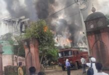 मुरादाबाद में फैक्टरी धधकी, दूर-दूर तक छाया धुएं का काला गुबार