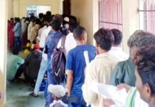 प्रमाणपत्रों के लिए घंटों कतार में खड़े रहे ग्रामीण, जनप्रतिनिधियों की गैरमौजूदगी पर नाराजगी