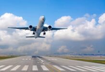 हैदराबाद से जबलपुर आई फ्लाइट ऐन वक्त पर रद्द, इंदौर जाने वाले यात्री फंसे