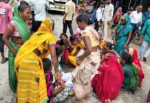 स्कूल जाते समय छात्रा की हादसे में मौत, आक्रोशित परिजनों ने सड़क पर शव रख लगाया जाम
