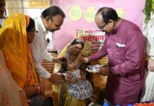बच्चों के अंदर अपना बचपना ढूंढता हूं…’ : जमीन पर बैठकर बच्चों संग खेले अरुण साव