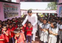 मुख्यमंत्री डॉ. यादव काफिला रुकवाकर पहुंचे स्कूल