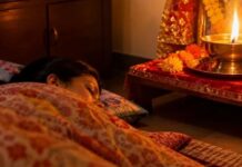 नवरात्र में अखंड ज्योति के पास सोना सही या गलत? क्या कहते हैं धार्मिक नियम