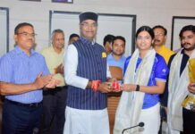 एशियन गेम्स पदक विजेता आशी और ऐश्वर्य से मिले मंत्री सारंग, कहा- 6 साल की उम्र से तराशेंगे खेल प्रतिभाएं