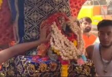 महाकाल की तरह शान से निकलीं उमा माता की सवारी, भक्तों ने बरसाए फूल, पुलिस ने दी सलामी