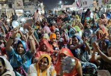 भूख हड़ताल पर बैठे नगर पालिका कर्मचारी, वेतन और नियमितीकरण की मांग