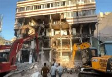 छावनी में सुबह से निगम का एक्शन, सड़क चौड़ीकरण की राह में आए निर्माण हटाए