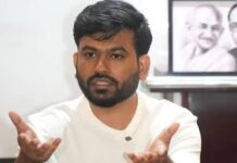 बेटे की हिरासत पर भड़के दीपके के माता-पिता, बोले- सरकार लोकतंत्र का सम्मान नहीं करती