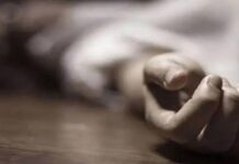 सड़क किनारे बोर्ड पर लटका मिला युवक का शव, हत्या के एंगल से जांच कर रही पुलिस