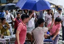 कोलकाता में कैसे बिगड़े दुर्गा पूजा के हालात? घुमावदार रास्ते और टूटे पंडाल से जुड़े सवाल