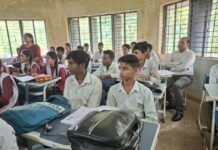छात्र बनकर क्लास में पहुंचे जबलपुर कमिश्नर, शिक्षकों की लापरवाही पकड़ी
