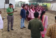 छात्रावास की समस्याओं को लेकर सड़क पर उतरे विद्यार्थी, सीधे कलेक्टर से करना चाहते हैं मुलाकात