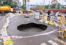 परदेशीपुरा में सड़क धंसी, इंदौर में लगातार सामने आ रहे सड़क धंसने के मामले